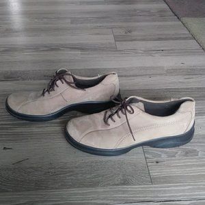 Naturalizer beige microfiber laced-up shoes